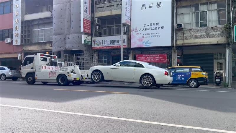 魅影緊接著要被拖往八德拖吊場保管，但相關的行政費用對車主來說恐怕只是九牛一毛。（圖／翻攝畫面)