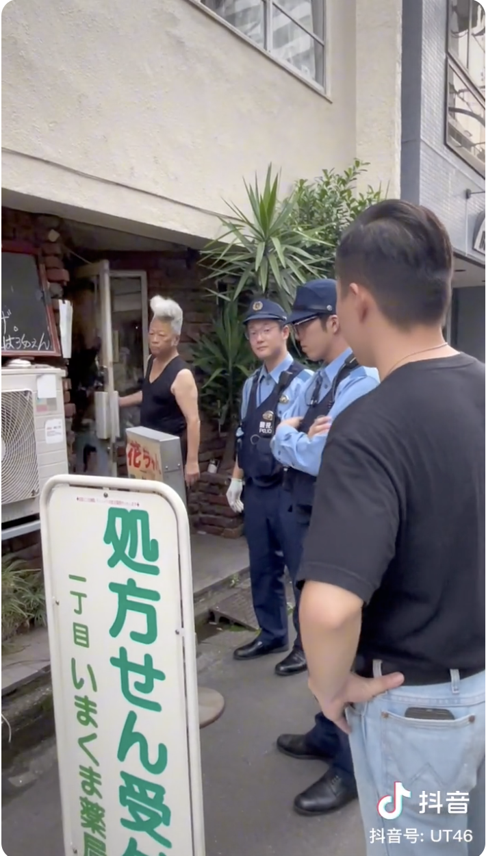 居酒屋老闆收到警方通知後馬上返回食店，更換告示。   （抖音畫面）