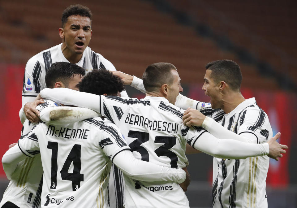 Weston McKennie celebra con sus compañeros tras anotar el tercer gol de la Juventus ante el Milan por la Serie A italiana, en Turín, el miércoles 6 de enero de 2021. (AP Foto/Antonio Calanni)