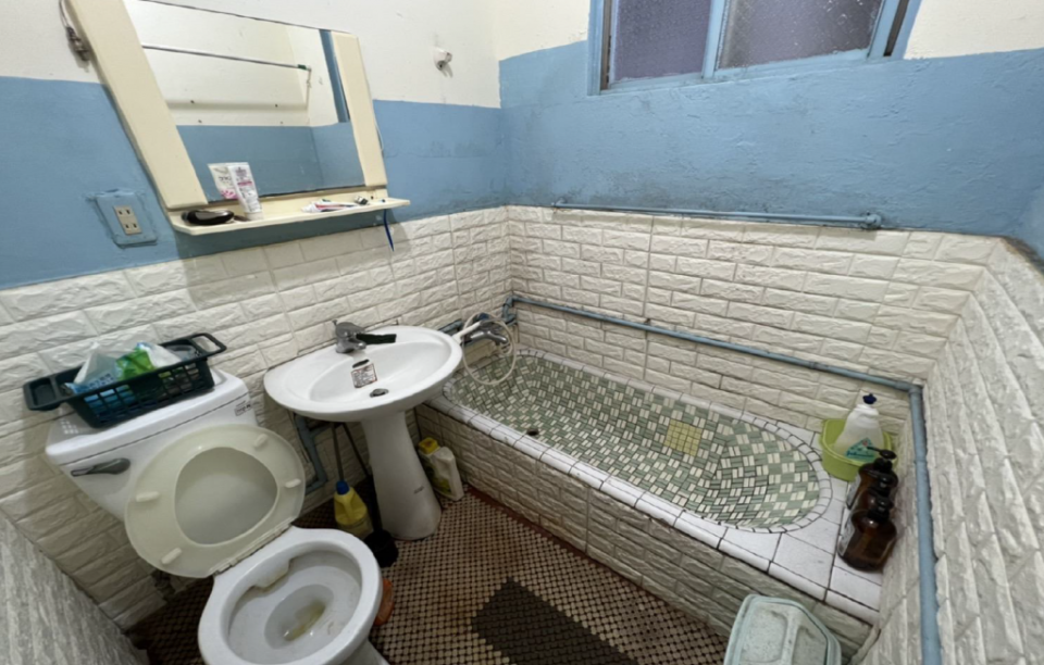 實際案例，旅客入住日租套房，需與業者共用浴廁。（北市觀傳局提供）
