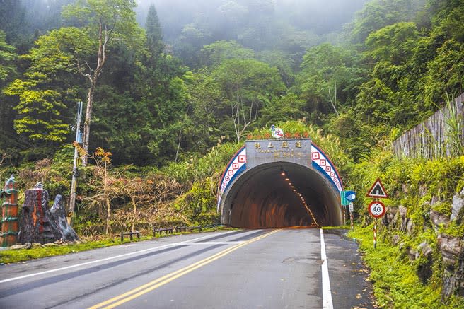 新竹縣五峰鄉桃山隧道前最易發生土石坍塌的縣道122線43.5K路段，縣府將執行截彎取直工程。（羅浚濱攝）