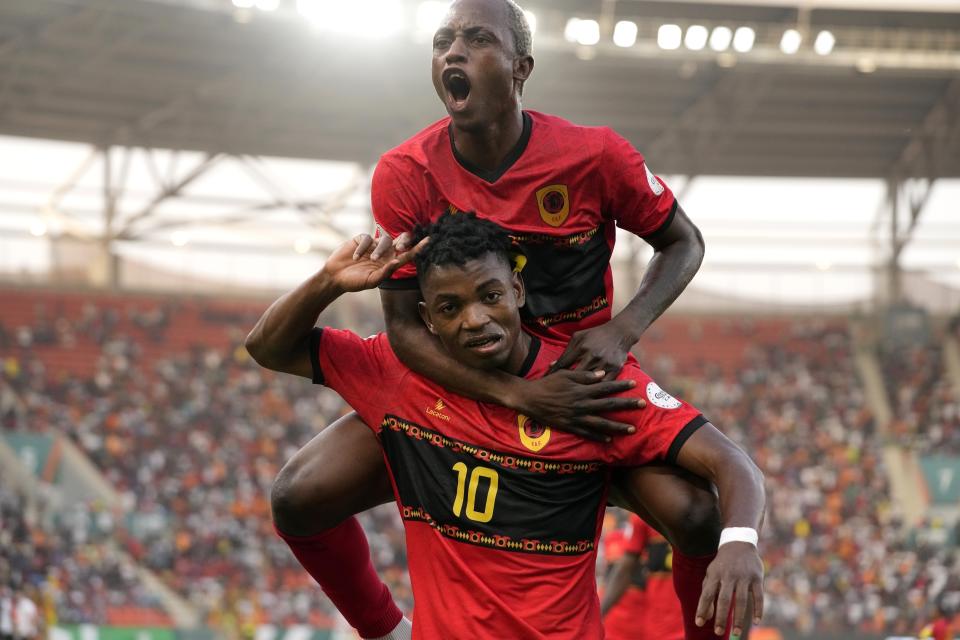Gelson Dala de Angola celebra con sus compañeros tras anotar en el triunfo de su selección ante Namibia en los octavos de final de la Copa Africana de Naciones el sábado 27 de enero del 2024. (AP Foto/Themba Hadebe)