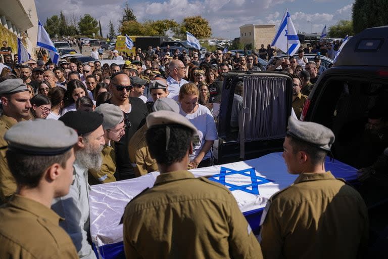 Los soldados israelíes llevan el ataúd de Noa Marciano envuelto en una bandera