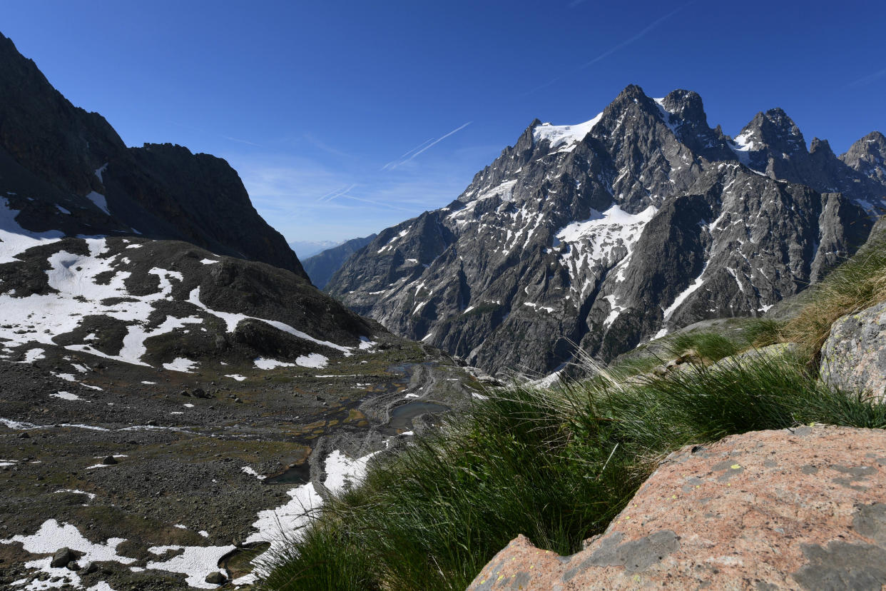  Alors qu’un épisode de chaleur record s’abat sur la France, des éboulements ont été observés ce lundi 21 août dans les Hautes-Alpes, dans le massif de Ecrins.