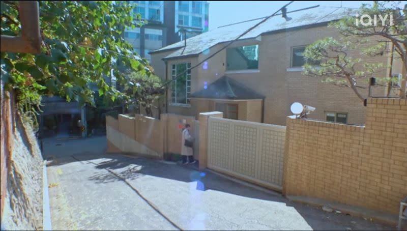Jennie工作室外面街景照（上），《換乘戀愛3》宿舍外景照（下）。（圖／翻攝自X，愛奇藝截圖）