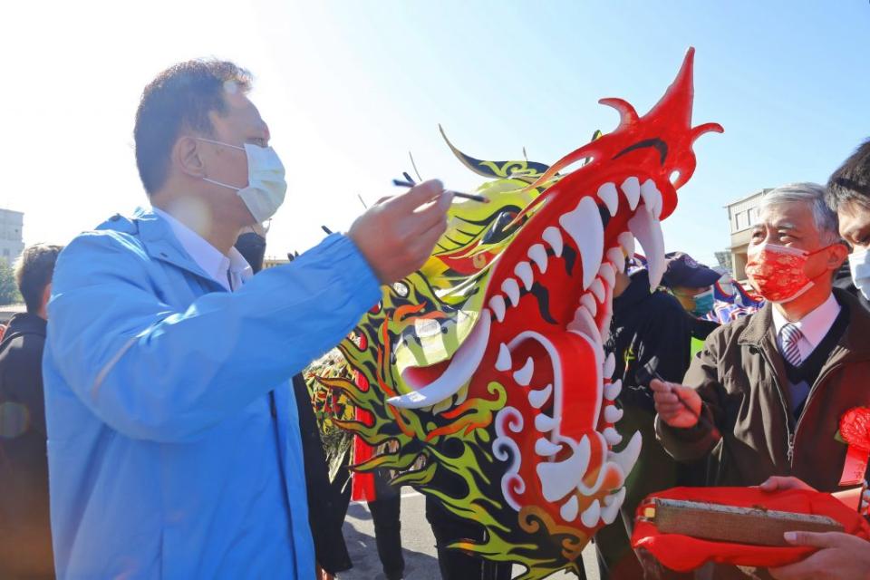 苗栗（火旁）龍市長邱鎮軍點晴，星耀龍藝圖。（記者葉蒼秀攝）