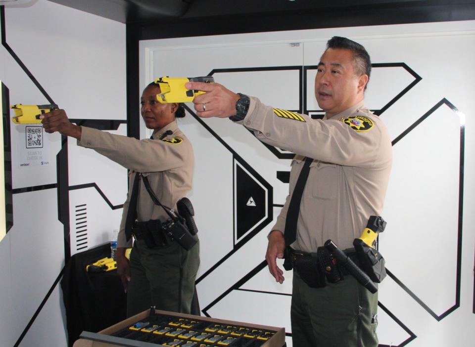縣警長宮本（右）使用最新的電擊槍。（記者李晗 / 攝影）