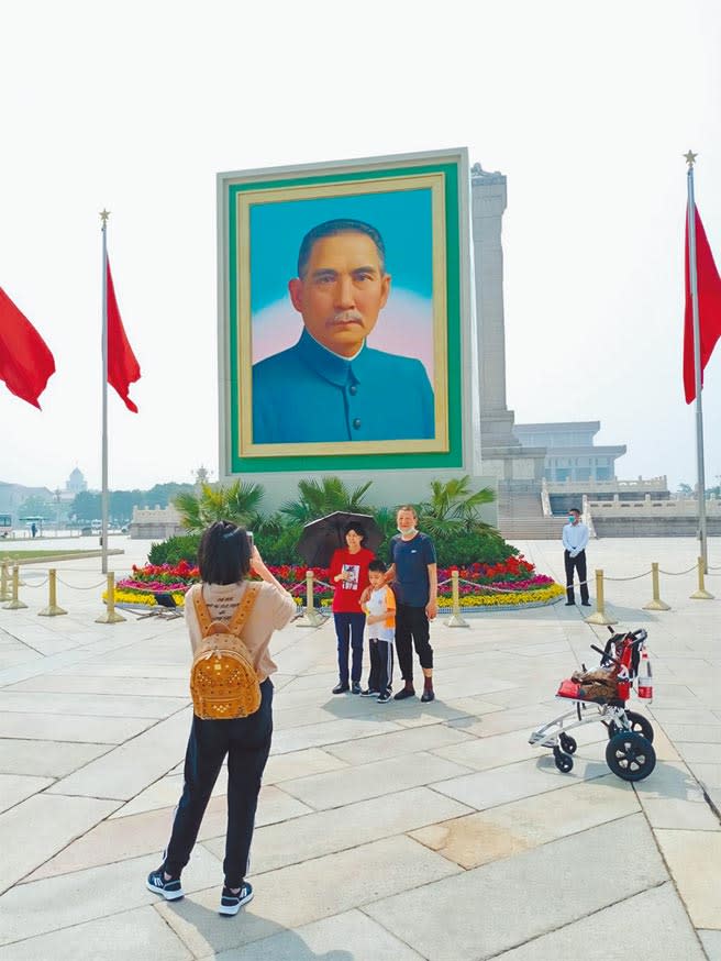 中共中央將於10月9日高規格舉行辛亥革命110周年紀念活動。圖為2020年五一假期，北京天安門廣場上的孫中山巨幅照片。（陳君碩攝）