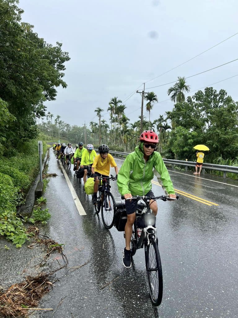 竹市光武國中法拉第少年環島，學生於旭海南濱公路合影，在風雨中前行。(圖由光武國中提供)