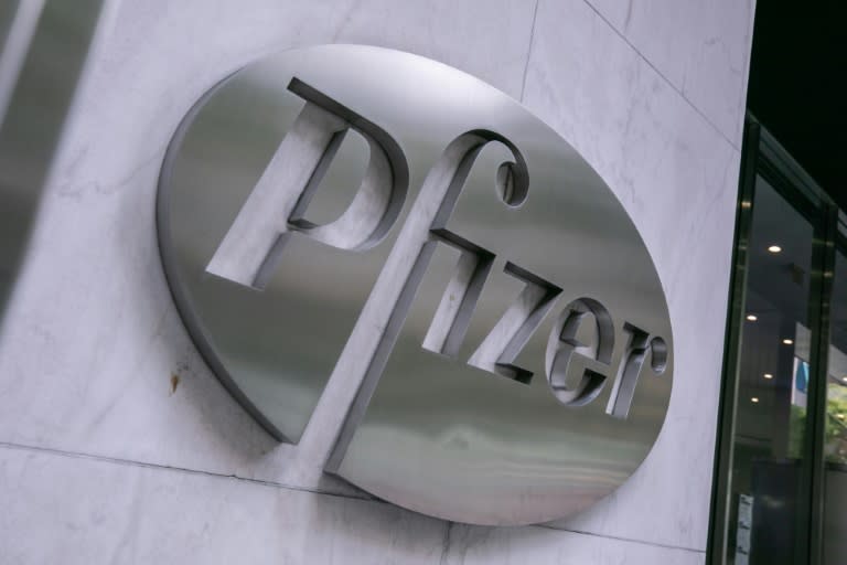 El logotipo del laboratorio estadounidense Pfizer, fotografiado en Nueva York el 22 de julio de 2020 (Jeenah Moon)