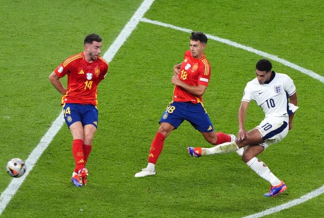 England’s Jude Bellingham (right) attempts a shot on goal