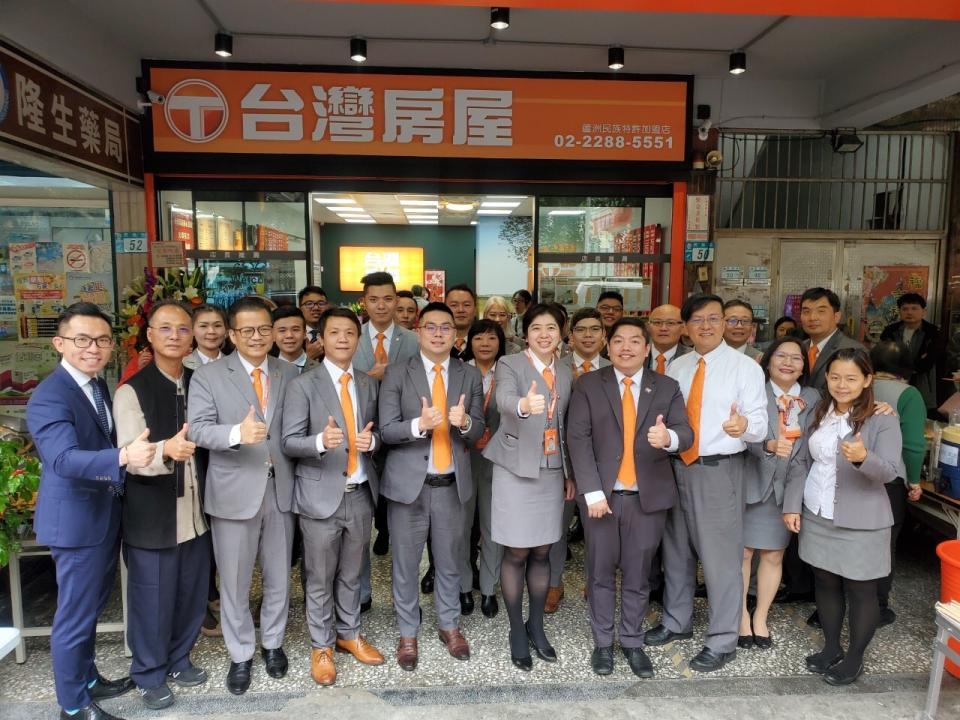 台灣房屋看好蘆洲發展，蘆洲民族特許加盟店5日隆重開幕。