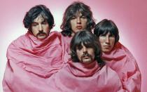 Begeistert wirkten (von links) Nick Mason, David Gilmour, Rick Wright und Roger Waters nicht gerade, als sie 1968 für dieses Foto posieren mussten: Bald darauf dachte bei Pink Floyd aber niemand mehr an die Farbe, dank Megasellern wie "Dark Side Of The Moon" (1973) und "The Wall" (1979) zählt die Progrock-Formation mit geschätzt 250 Millionen verkauften Tonträgern zu den erfolgreichsten Bands aller Zeiten. (Bild: Michael Ochs Archives/Getty Images)