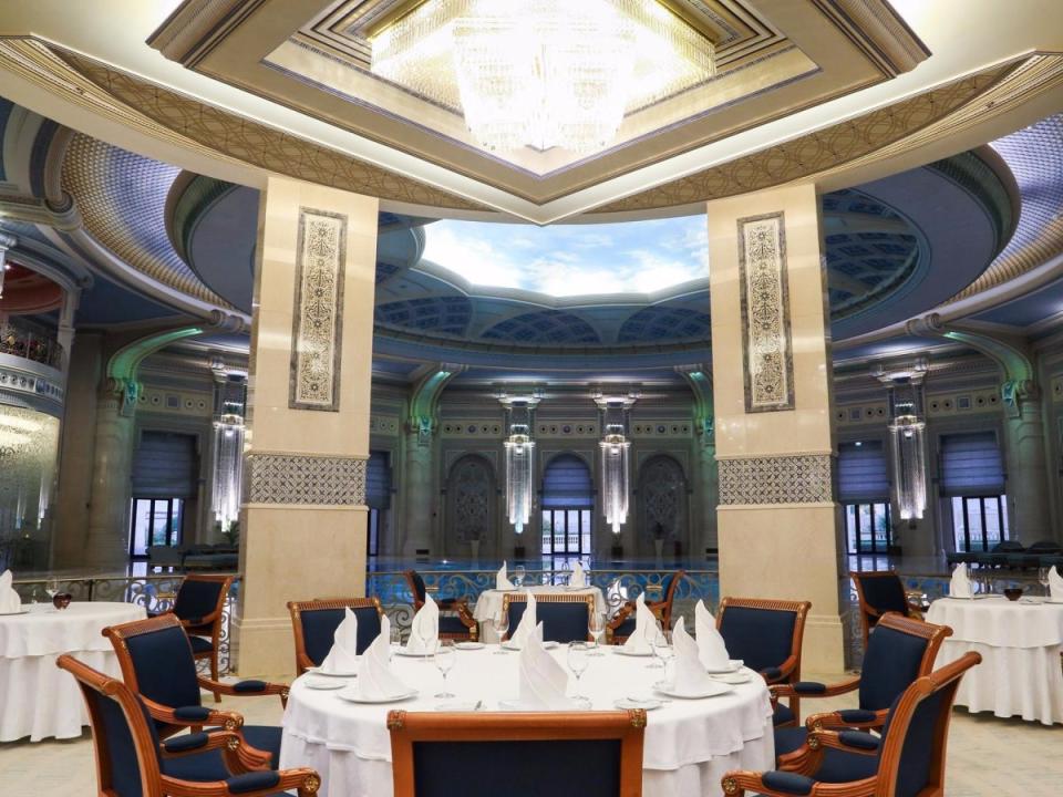 <p>Algunos medios han informado que los prisioneros que no pertenecen a la realeza están en la misma habitación durmiendo en colchones (Facebook/Ritz Carlton Riyadh). </p>