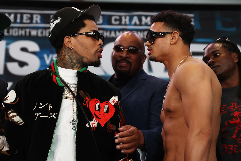 BROOKLYN, NUEVA YORK - 7 DE ABRIL: (LR) Gervonta Davis se enfrenta a Rolando Romero durante una conferencia de prensa en el Barclays Center el 7 de abril de 2022 en Brooklyn, Nueva York.  (Foto de Mike Stobe/Getty Images)