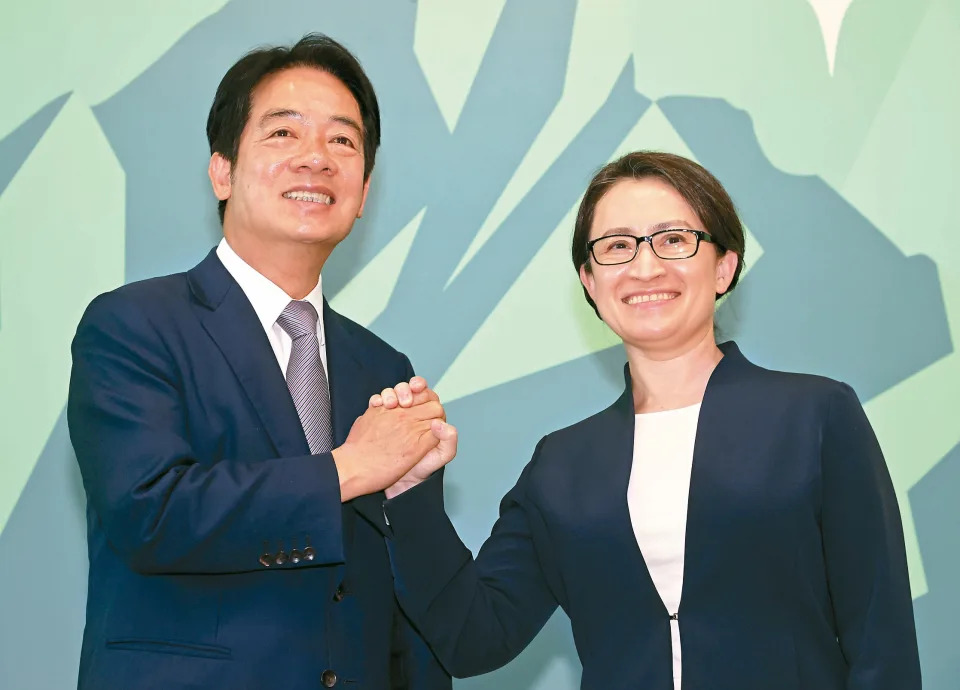 民進黨總統參選人賴清德（左）昨天宣布由駐美代表蕭美琴（右）擔任副手，今天上午前往中選會登記。記者胡經周／攝影