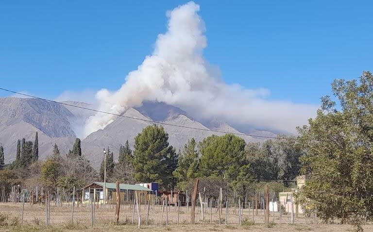 Las llamas comenzaron el domingo en el Champaquí, el mas alto de la provincia y preferido de los montañistas