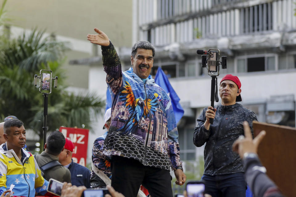 El mandatario venezolano, Nicolás Maduro, saluda a la multitud en un acto por el inicio oficial de la campaña para las elecciones presidenciales, en Caracas, Venezuela, el jueves 4 de julio de 2024. Los venezolanos están llamados a las urnas el próximo 28 de julio en unos comicios donde Maduro busca la reelección para un tercer mandato. (AP Foto/Cristian Hernández)