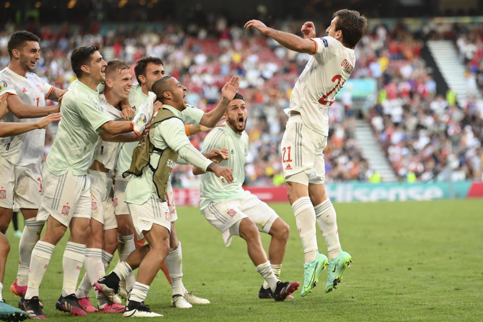 Mikel Oyarzábal (der) salta frente al banco de suplentes al festejar su gol en el partido que España le ganó 5-3 a Croacia en el Campeonato Europeo el 28 de junio del 2021 en Copenhague. (Stuart Franklin, Pool Photo vía AP)