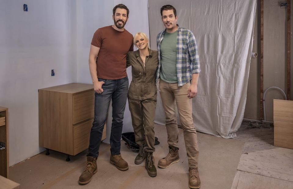 celebrity iou season 4, los angeles ep 405 mid day featuring anna faris portraits of drew scott, jonathan scott and anna as seen on celebrity iou season 4