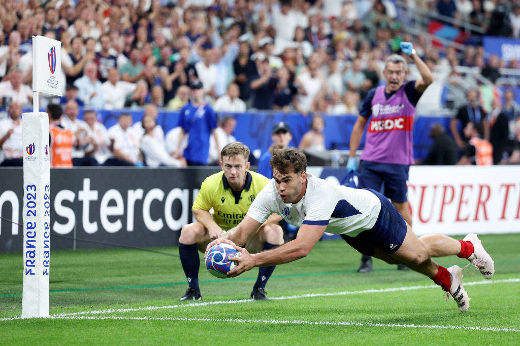 Damien Penaud, ici inscrivant le seul essai du XV de France face à la Nouvelle-Zélande, au Mondial de rugby, au Stade de France, le 8 septembre 2023.