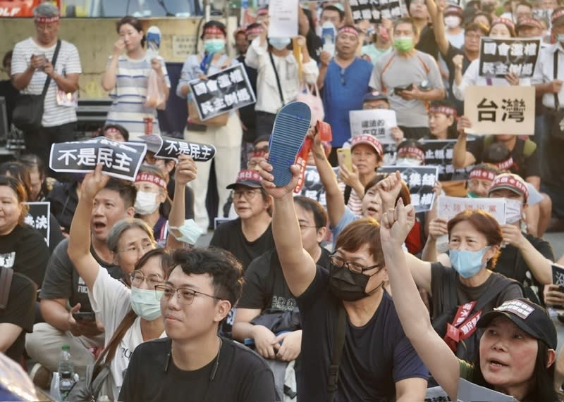 台灣基進黨在高雄舉辦反國會濫權集會（1） 台灣基進黨23日在國民黨高雄市黨部前舉行「反國會 濫權、南部大集結」，參與民眾帶著藍白拖到現場， 也有人高舉「沒有討論、沒有民主」標語表達不滿。 中央社記者董俊志攝  113年5月23日 