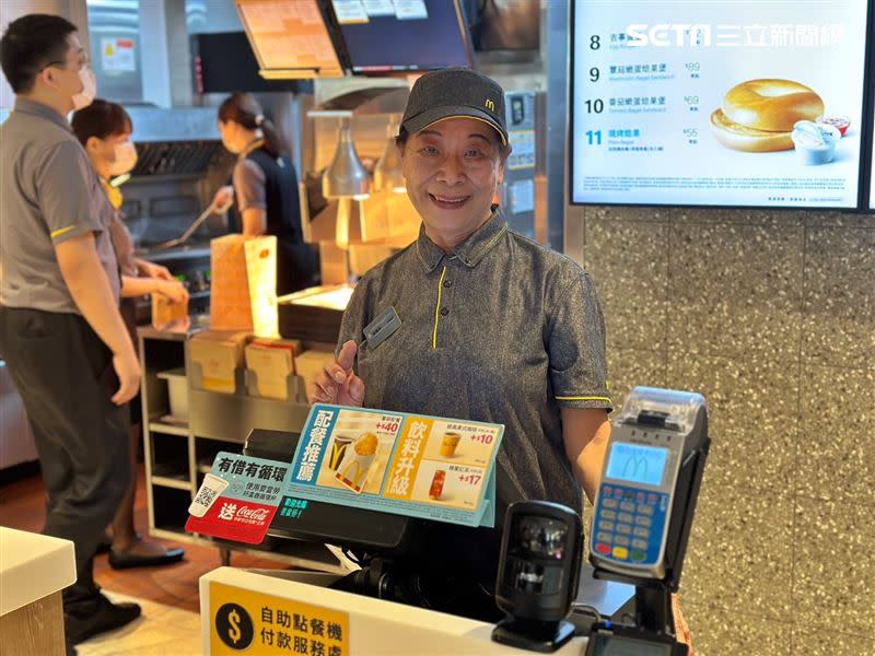 現任桃園大興西門門市的70歲正職服務員徐富美嗨喊：「中年就業首選就是麥當勞！」（圖／記者劉沛妘攝影）