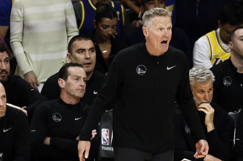 Dejan Milojevic (C) joined the Golden State Warriors in 2021 as an assistant coach under Steve Kerr (R). Photo by Etienne Laurent/EPA-EFE