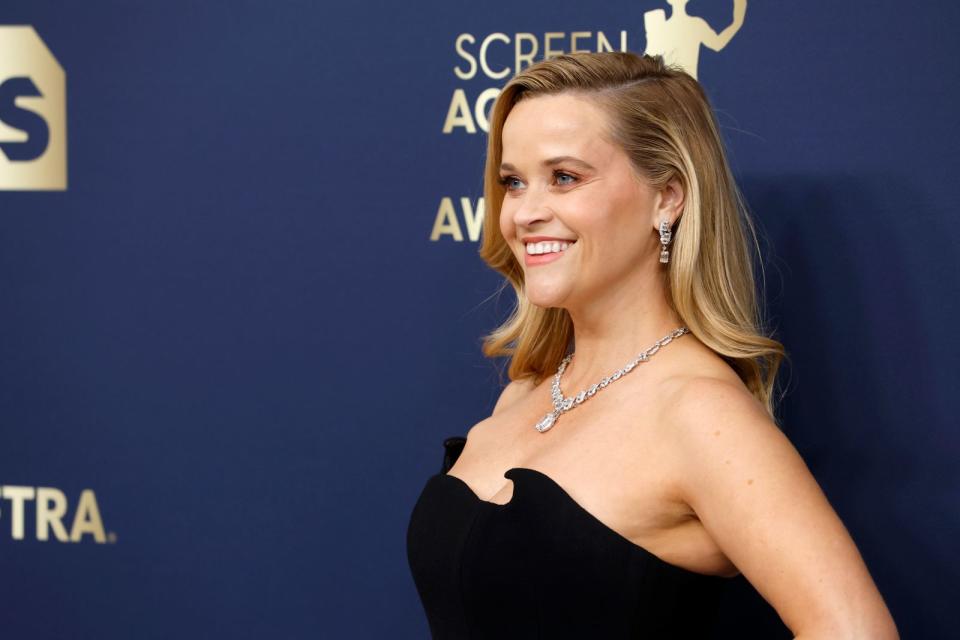 Dank ihrer Rolle in der AppleTV-Serie "The Morning Show" darf Reese Witherspoon als eine der bestbezahlten Seriendarstellerinnen gelten. Für die Oscar-Preisträgerin ist die Schauspielerei nur eine von vielen Einnahmequellen: Dank ihrer eigenen Modemarke Draper James und ihrer eigenen Produktionsfirma, an der sie zuletzt ihre Mehrheitsanteile verkaufte, wird ihr Vermögen auf 400 Mio. Dollar geschätzt. (Bild: Frazer Harrison/Getty Images)