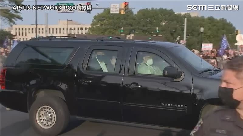 川普乘車現身醫院外，向支持者致意揮手。（圖／AP提供）