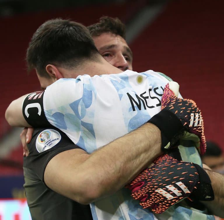 Martínez, hoy: el abrazo emocionado con Messi tras la definición por penales ante Colombia, y el pase a la final de la Copa América contra Brasil