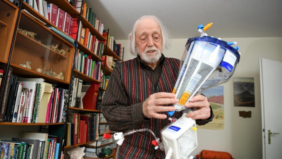 Altersforscher Klaus Sames hält in seinem Büro einen Oxygenator in den Händen. Klaus Sames beschäftigt sich mit der Kryonik, der Tiefkühlkonservierung von Organismen, Organen und ganzen Lebewesen. Foto: Felix Kästle