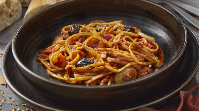 spaghetti puttanesca olives 
