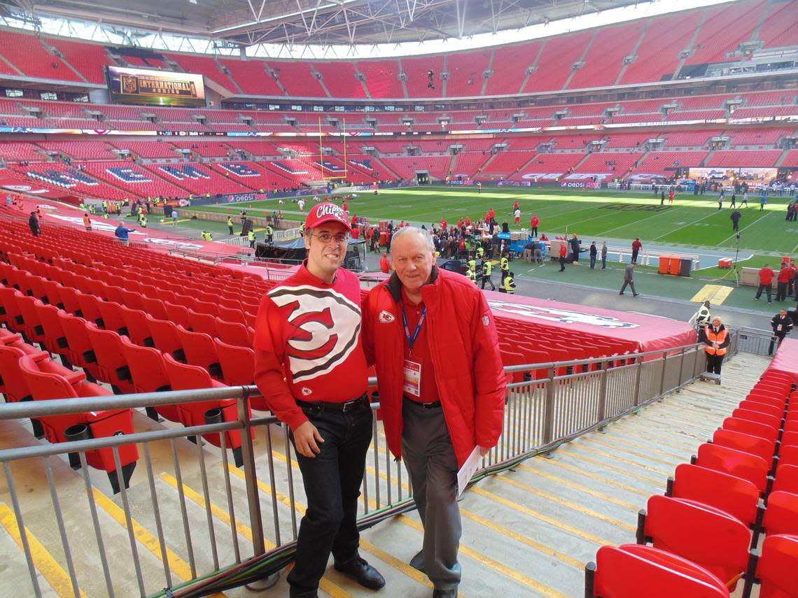 A photo of Len Dawson and reader Javier Fernández Díaz at the Chiefs’ international game against the Detroit Lions in London in 2015.