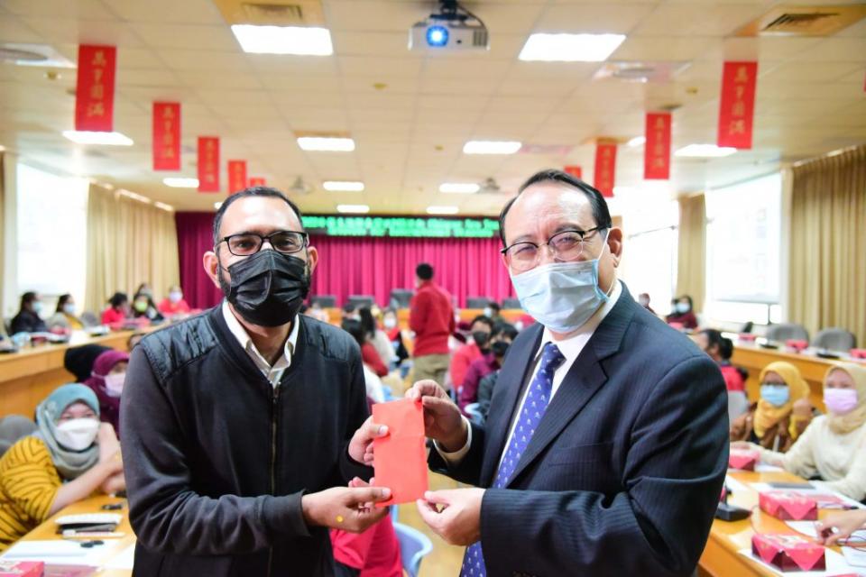 屏科大舉辦外籍生新春剪紙活動，並由校長戴昌賢（右）頒發紅包給每位外籍生，感受台灣年節氛圍。（記者鄭伯勝攝）