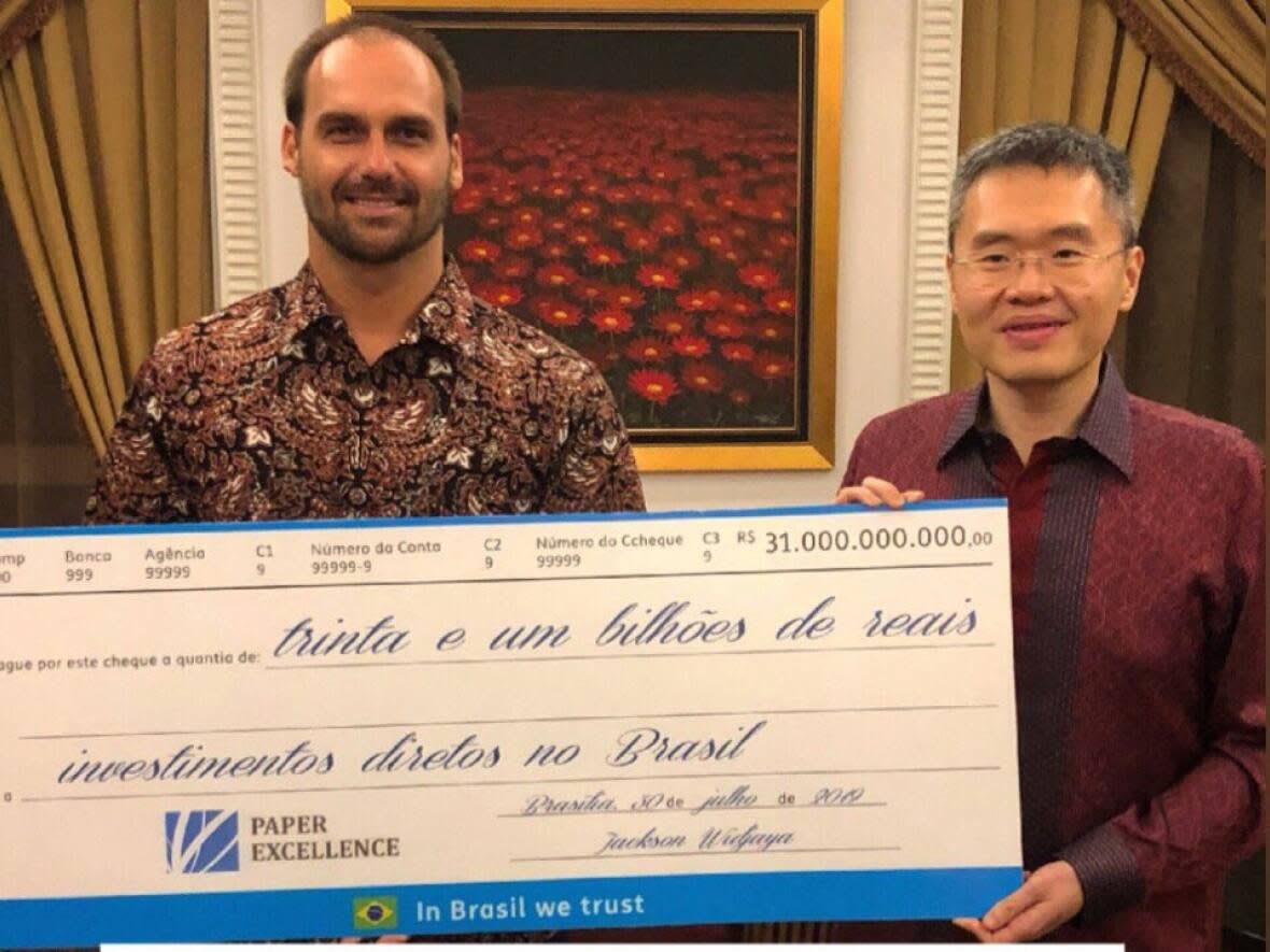 Paper Excellence owner and CEO Jackson Wijaya (right) with Brazilian politician Eduardo Bolsonaro in an image sent out via Twitter on July 30, 2019. (BolsonaroSP/Twitter - image credit)