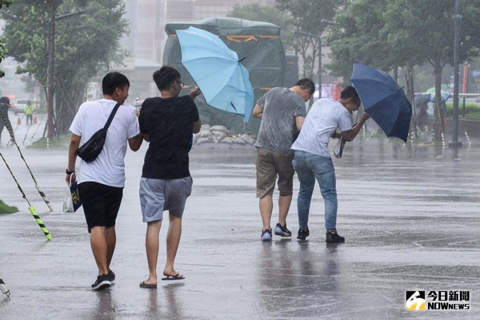 ▲受「共伴效應」影響，北部、東半部預期有較大雨勢。（圖／NOWnews攝影中心）