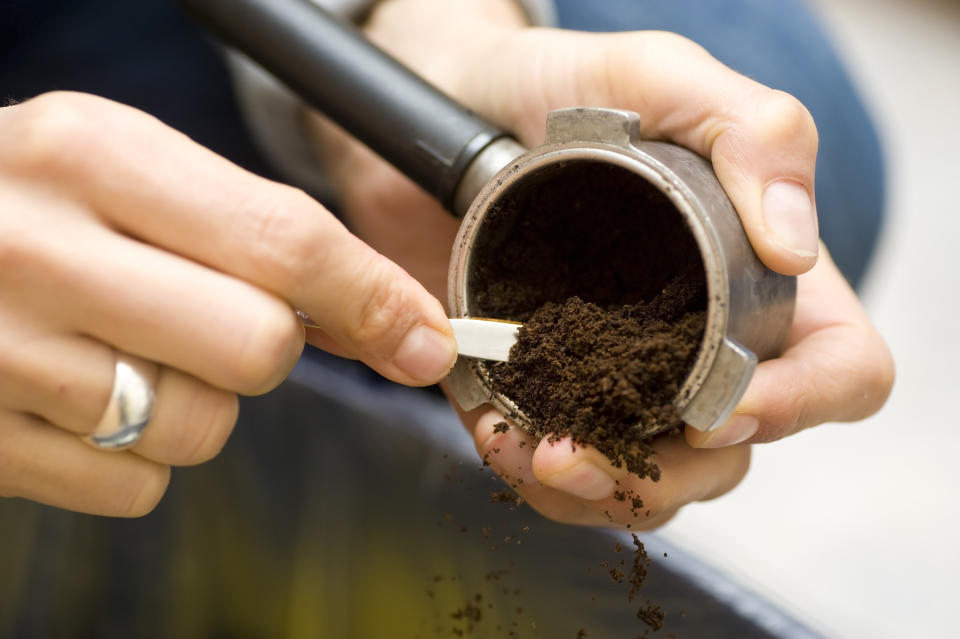 Kaffeepulver ist auch noch nach dem Aufbrühen vielseitig verwendbar. (Bild: Getty Images)