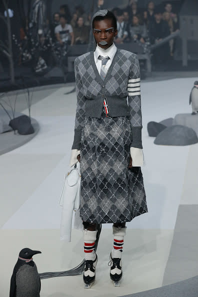 <p>¡Y qué mejor que llevarlos en un cárdigan que llegue justo a la altura de tu talle! Mira esta creación de Thom Browne que va en conjunto con una falda. Combínalo con camisa y corbata para lograr un look irreverente y original. <em>Foto: JP Yim/Getty Images </em> </p>