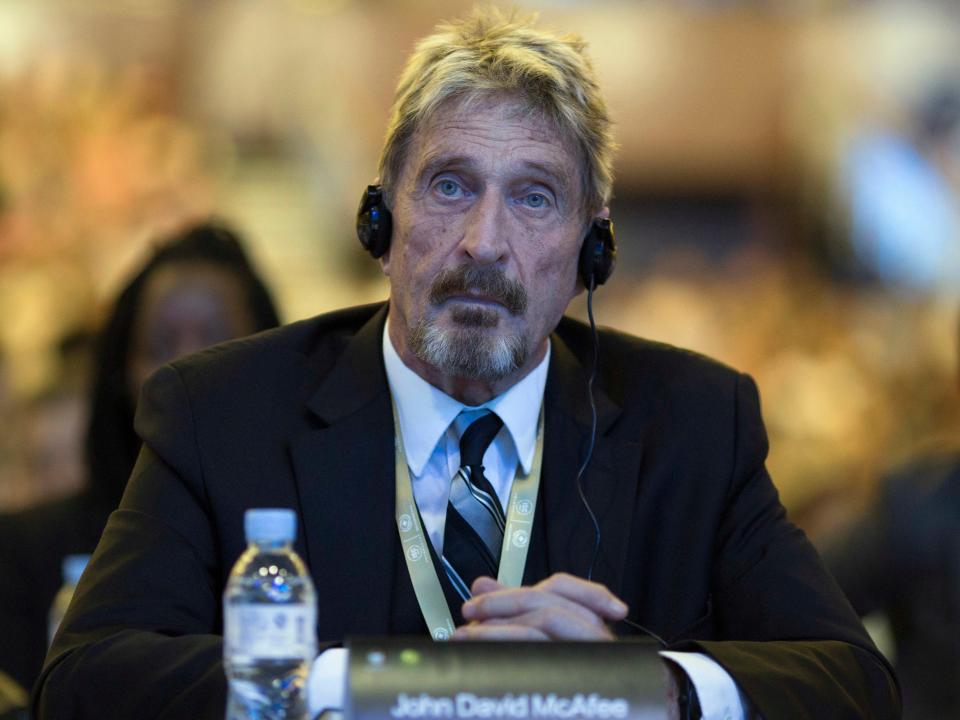 En esta fotografía de archivo del martes 16 de agosto de 2016, el fundador del primer programa antivirus comercial que lleva su nombre, John McAfee, escucha durante la 4ta Conferencia de Seguridad de Internet de China (ISC) en Beijing. (AP)