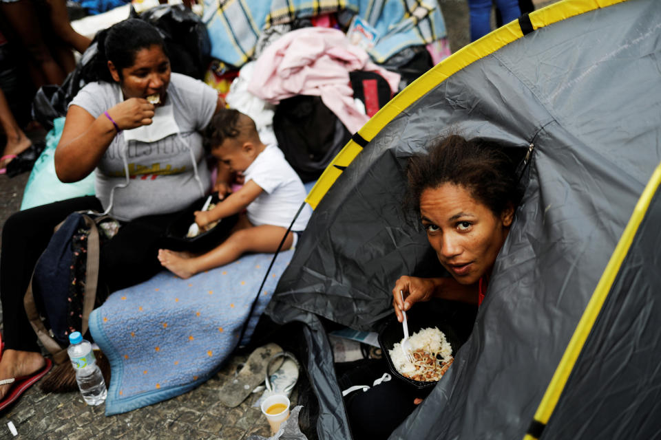 <p>Homeless families that were living in the building that caught on fire, have lunch donated by well-wishers, next to a church at Largo do Painsandu Square in Sao Paulo, Brazil, May 2, 2018. (Photo: Nacho Doce/Reuters) </p>