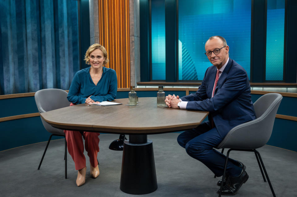 Caren Miosga in ihrem neuen Studio mit Friedrich Merz, ihrem ersten Talkgast. - Copyright: picture alliance/dpa | Monika Skolimowska