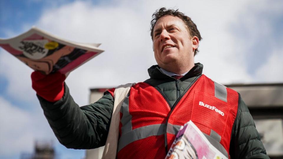 In 2019, Ben Smith, then the editor in chief of BuzzFeed News, hands out free copies of a BuzzFeed News newspaper in New York City. (Photo by Drew Angerer/Getty Images)