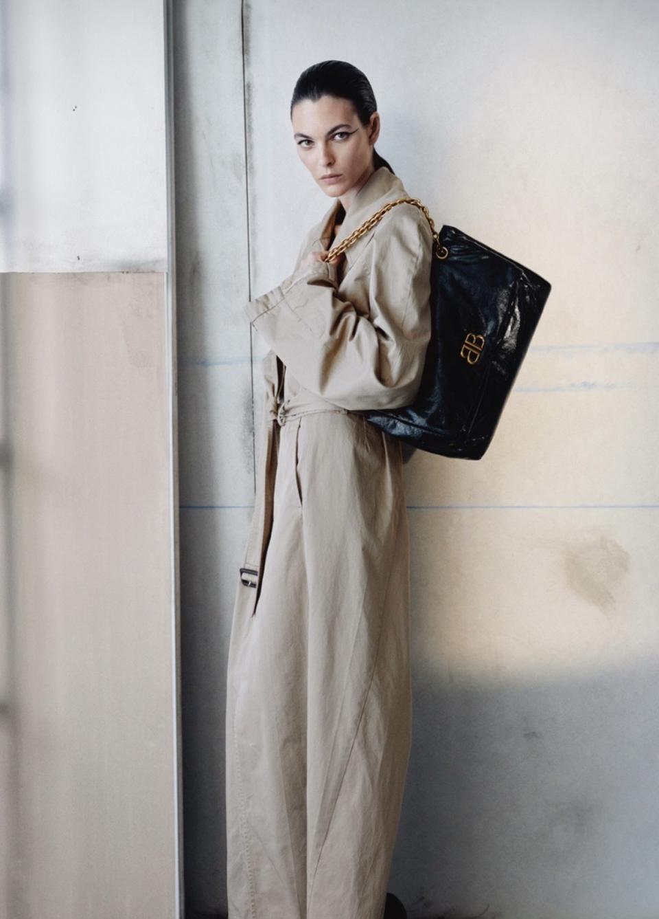 超模Vittoria Ceretti以俐落的連身褲裝做搭配，率性優雅又時髦！圖片來源：Balenciaga