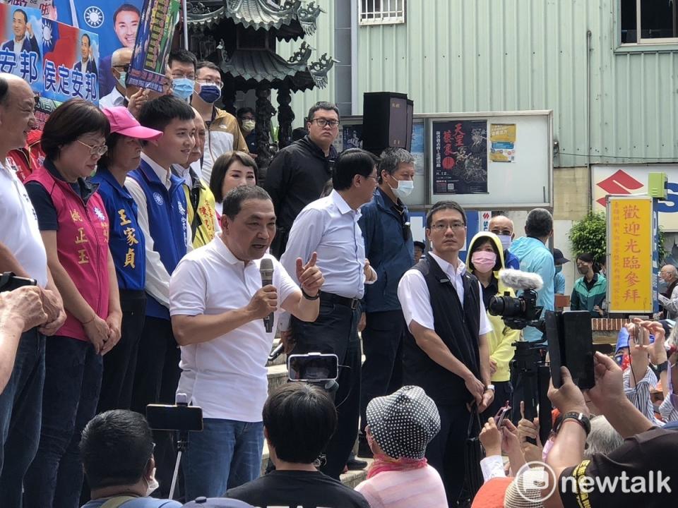 國民黨總統候選人侯友宜直搗對手賴清德的本命區台南，展開密集造勢行程，不僅到台南多家廟宇參拜，在廟口開講，向民眾說明競選理念。   圖：黃博郎／攝