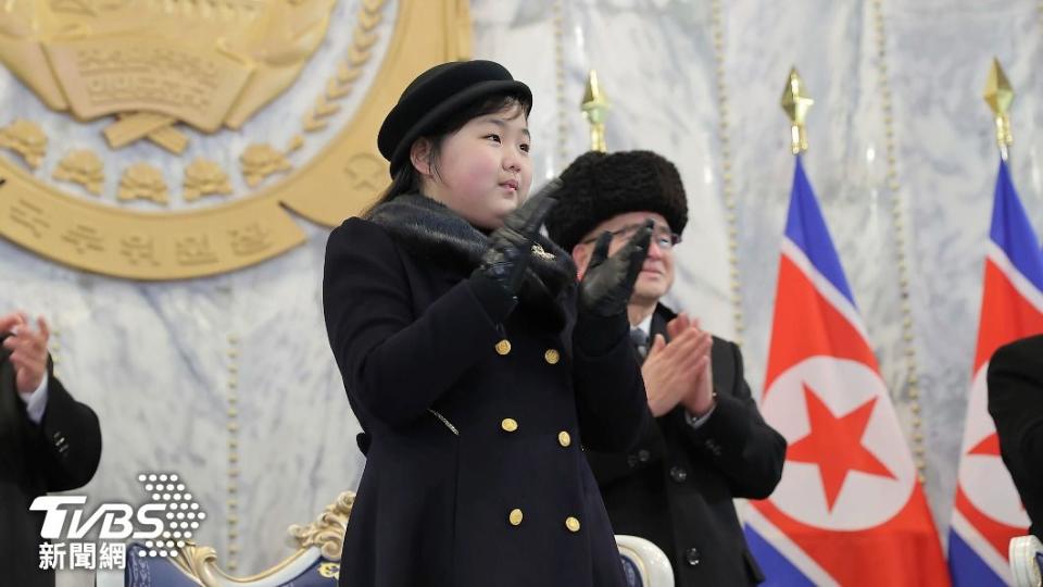 金正恩帶著女兒金主愛出席公開典禮，南韓認為、她不是地一個孩子，上頭應該還有一個哥哥。（圖／達志影像美聯社）