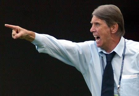 Paraguay's coach Cesare Maldini gestures to his players during their second round match against Germany at the World Cup finals in Sogwipo June 15, 2002. REUTERS/Michael Dalder