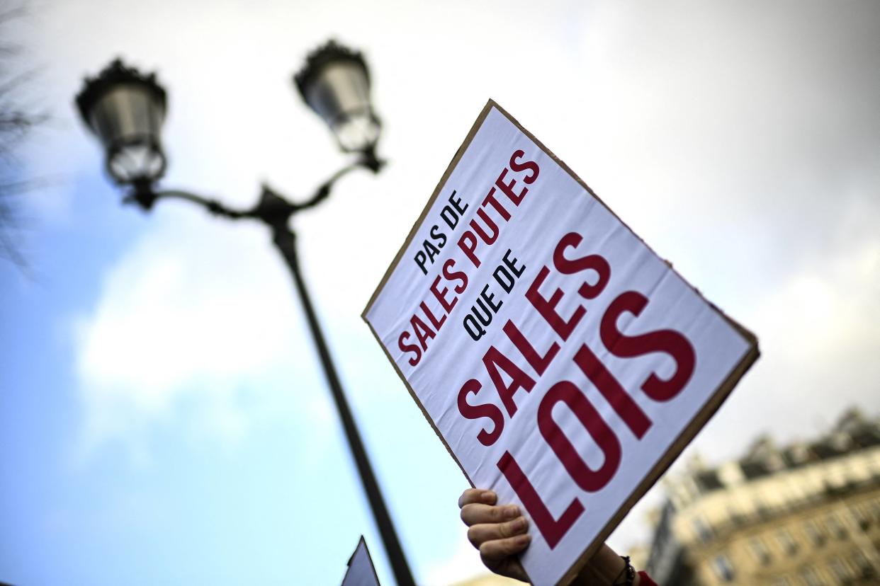 Act Up alerte sur la hausse des contrôles policiers à l’encontre des TDS à l’approche des JO.