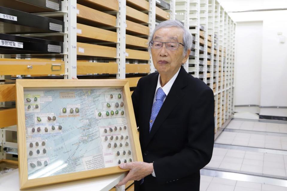 日本名古屋女子大學退休教授八田耕吉，二009九至今累計捐贈中興大學兩萬多件昆蟲標本。（記者徐義雄攝）