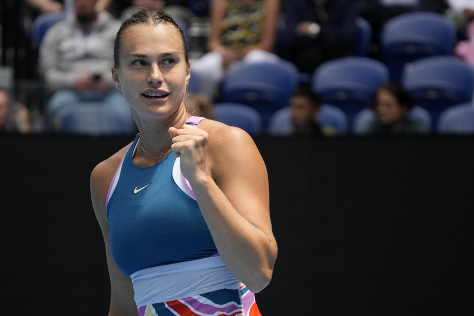 Aryna Sabalenka, de Bielorrusia, reacciona después de derrotar a Shelby Rogers, de Estados Unidos, en su partido de segunda ronda del Abierto de Australia, en Melbourne, Australia, el jueves 19 de enero de 2023. (AP Foto/Dita Alangkara)